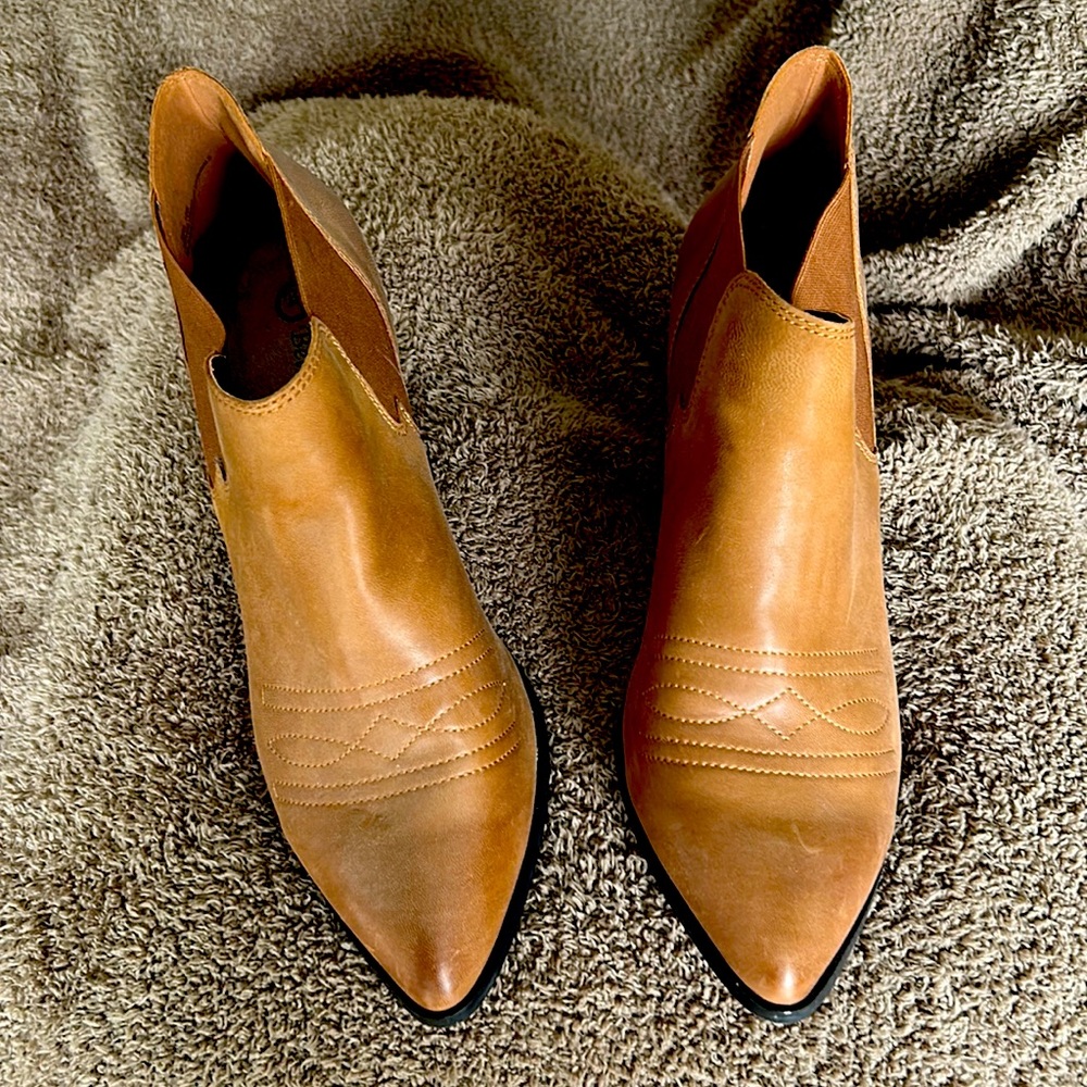 Women’s Bella Vita Slip On Cowboy Style  Shootie